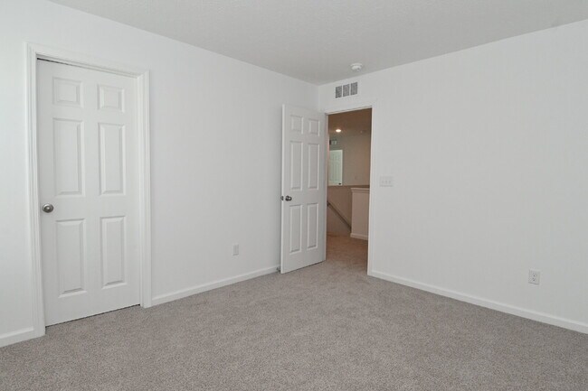 Building Photo - "Spacious 5-Bedroom Retreat with Luxurious Quartz Countertops & Fireplace on Deerberg Drive!"