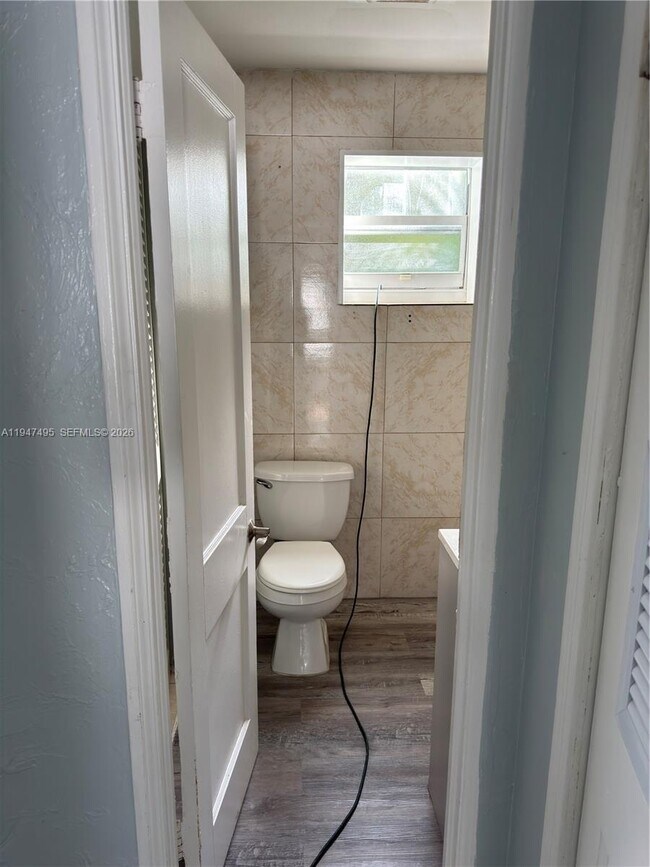 Building Photo - 921 N 17th Ct