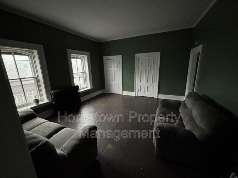 Building Photo - 319 E Sunbury St