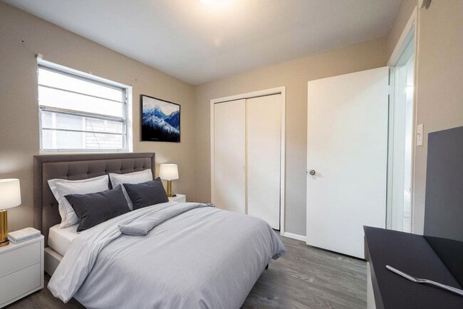 Building Photo - 823 Iowa St