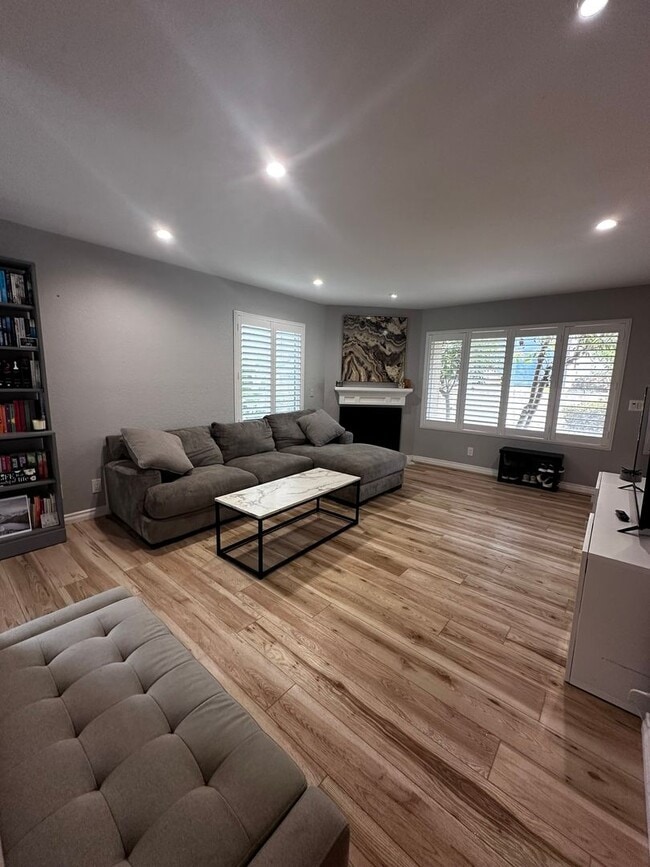 Building Photo - Beautiful, Charming 2-story townhome 2 bedroom and 1.5 bath located on the cusp of Clairemont and...