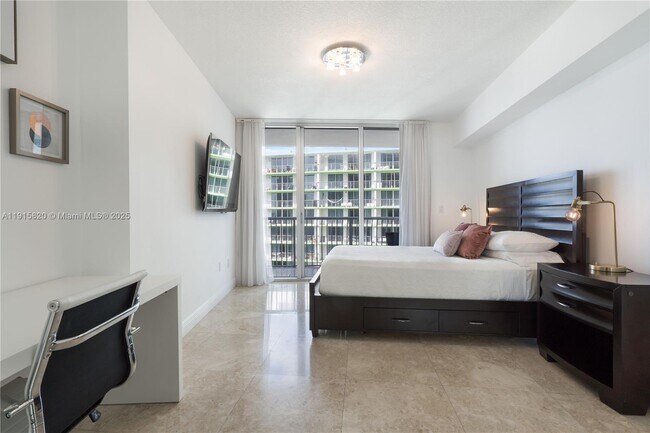 Building Photo - 1750 N Bayshore Dr