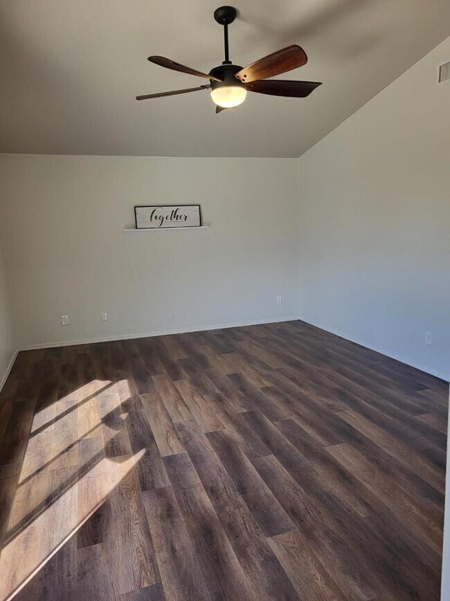 Building Photo - 8213 W Quail Ave