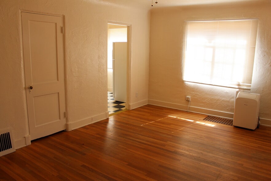 Living Room - 214 Pine St SE