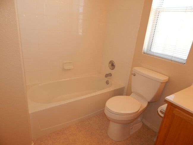 Building Photo - 3 Bedroom 2 Baths 1844 Sqft in Bluffs