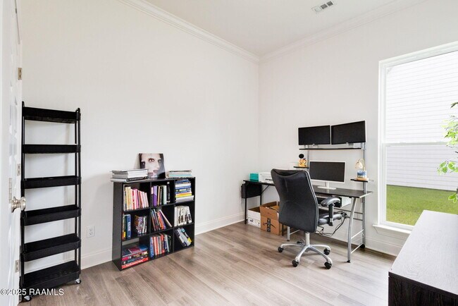 Building Photo - 213 Tennyson Dr