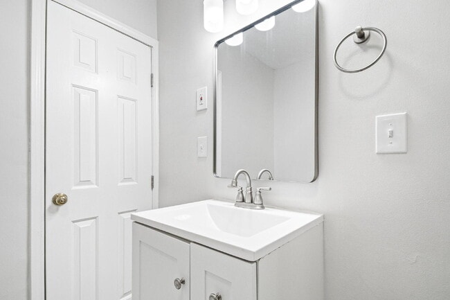 Building Photo - 4637 Alpine Ave