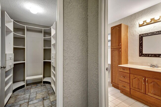 Building Photo - 1402 Cormorant Rd