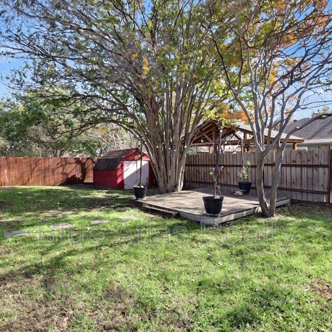 Building Photo - 1009 W Hills Terrace