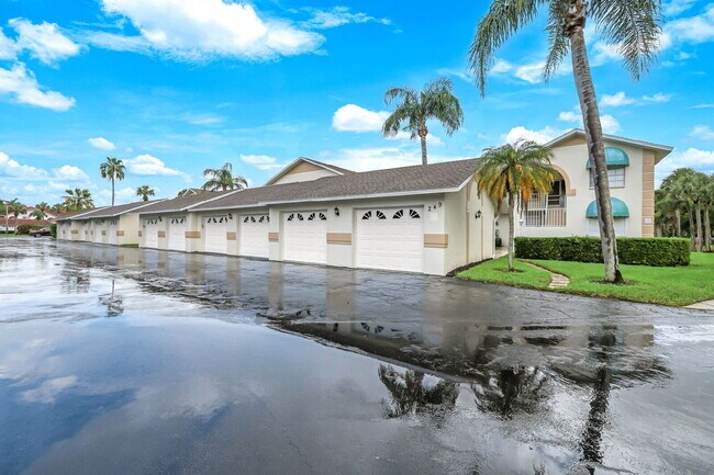 Primary Photo - Furnished 2BR + Den Condo in Sapphire Lake...