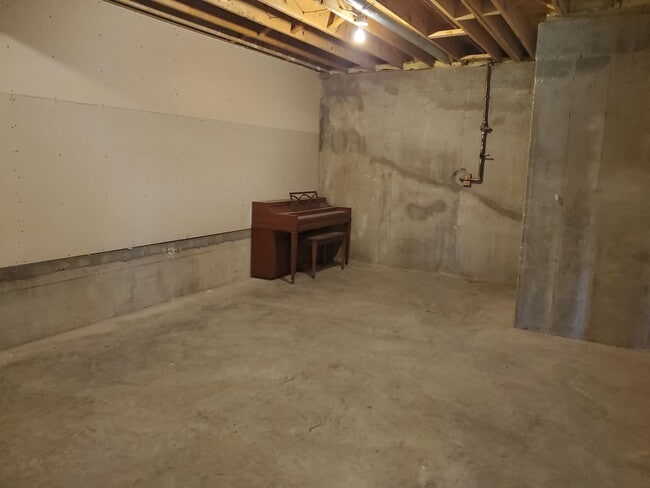 Building Photo - 3 bedroom 3 bath, 2car gar, balcony deck a...
