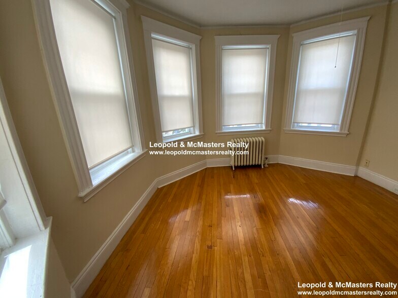 Building Photo - 217 Kelton St