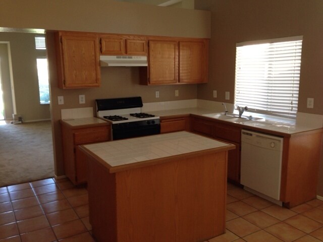 Building Photo - 3 BEDROOM, 2 BATHROOM CLOSE TO SCHOOLS!