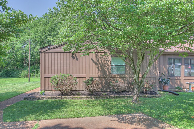 Building Photo - 104 Doral Ct