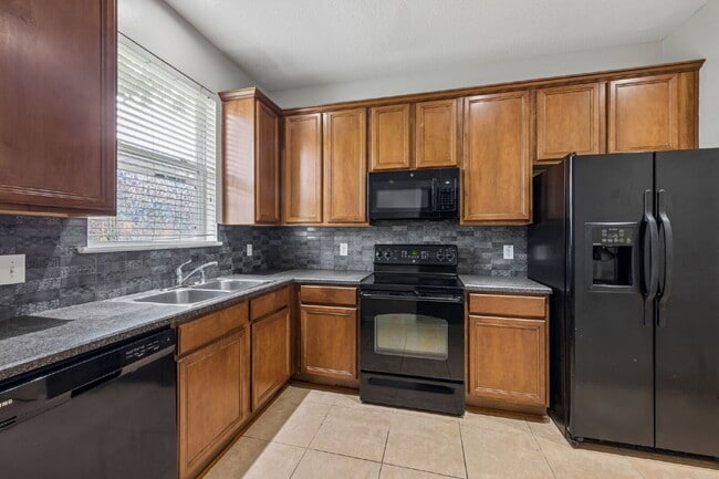 Building Photo - Spacious 3-Bedroom Townhome with Loft & Green-Space Views | Oviedo