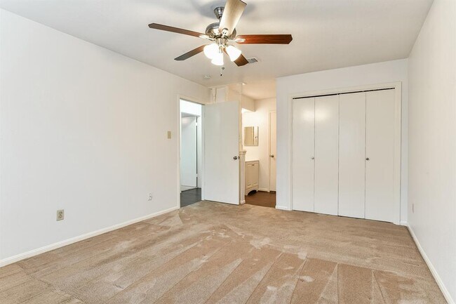 Building Photo - 6527 La Violetta Dr