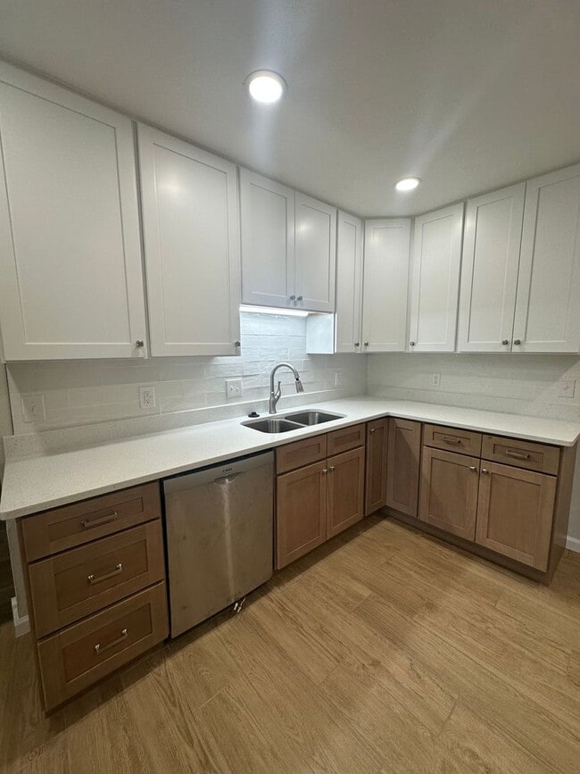 Building Photo - Newly remodeled 4/2 in the Eastgate Commun...