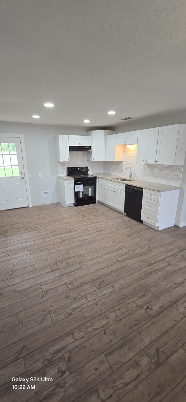 Building Photo - 108 W Garden Dr