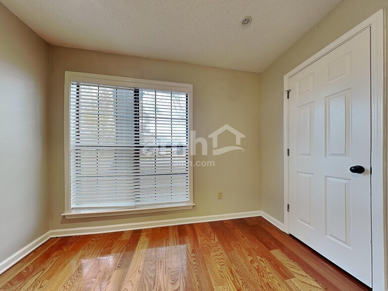 Building Photo - 7007 Meadowlands Pl