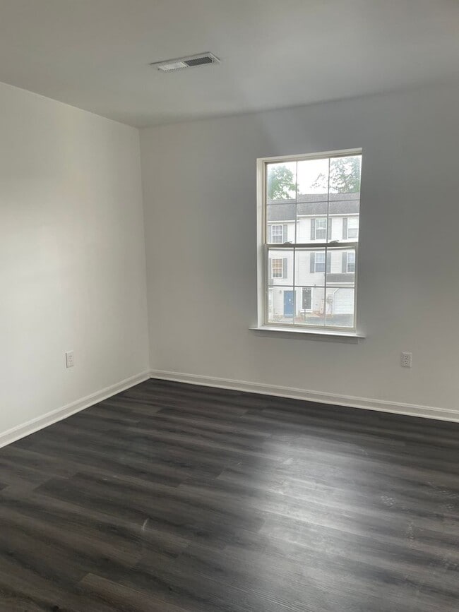 Building Photo - 3 Bedroom Town Home In Etters PA