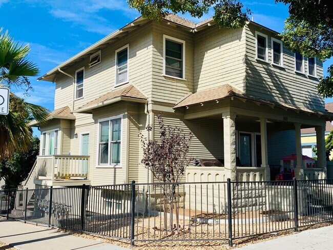 Building Photo - STUDIO RIGHT OUTSIDE OF DOWNTOWN! $1,495/m...