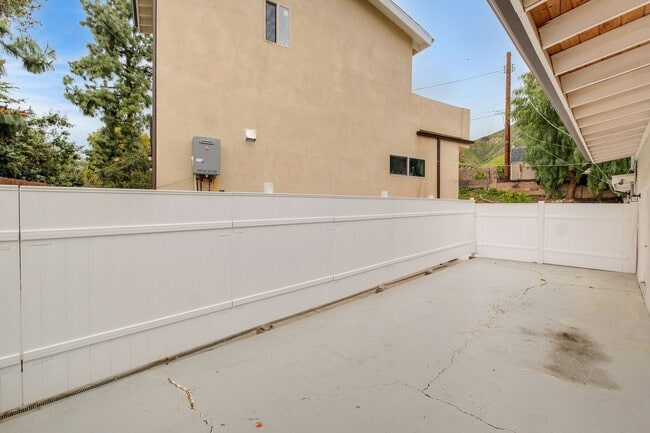 Building Photo - Charming 4 Bedroom / 3 Bathroom house in the lovely neighborhood of Lake View Terrace