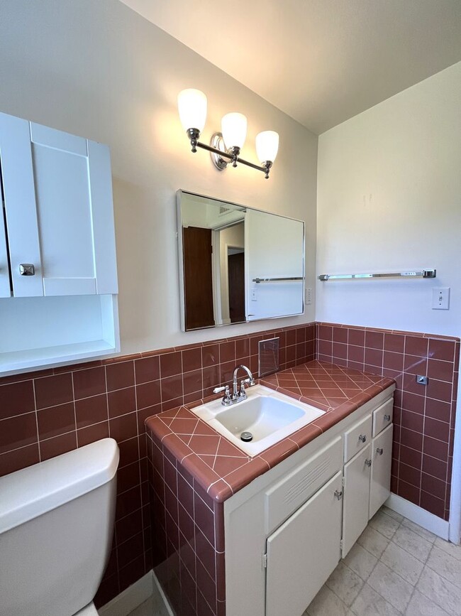 Building Photo - Charming Single Level 3-Bedroom 2-Bathroom Home With Hardwood Floors