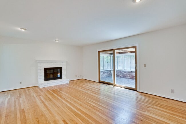Building Photo - Single Story 3/2 in Well Established Neighborhood Near Branham High School with Air conditioning ...