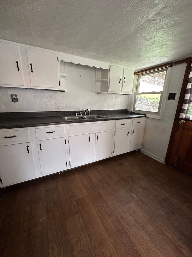 Building Photo - Three Bedroom Single Family House