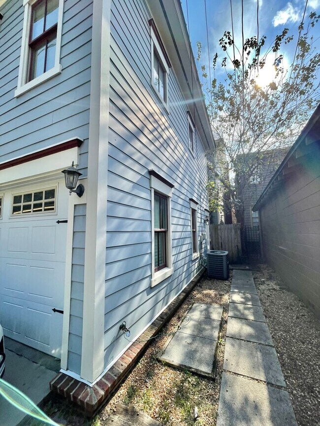 Building Photo - 1 Bedroom / 1 Bathroom Apartment – Walk to Forsyth Park