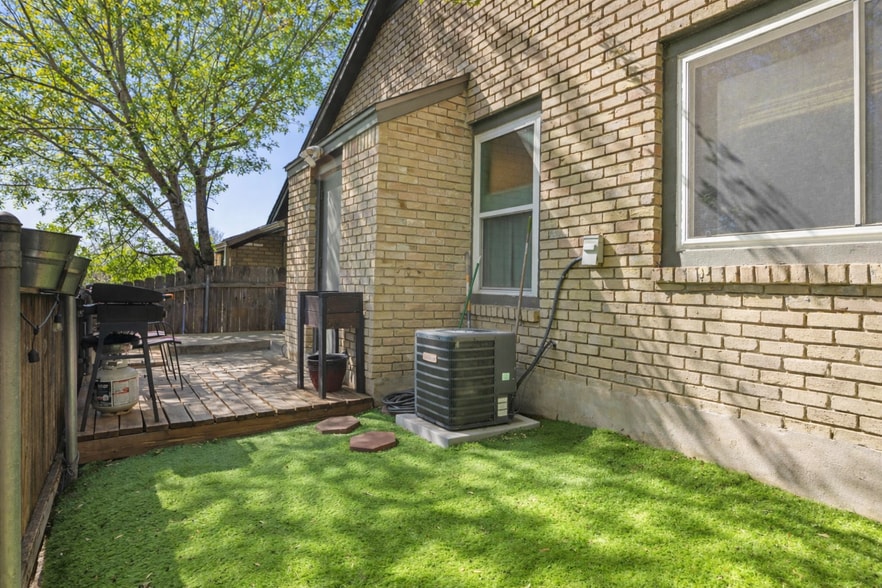 Building Photo - 1015 E Yager Ln