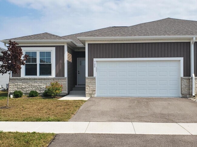 Primary Photo - 725 Quail Ln