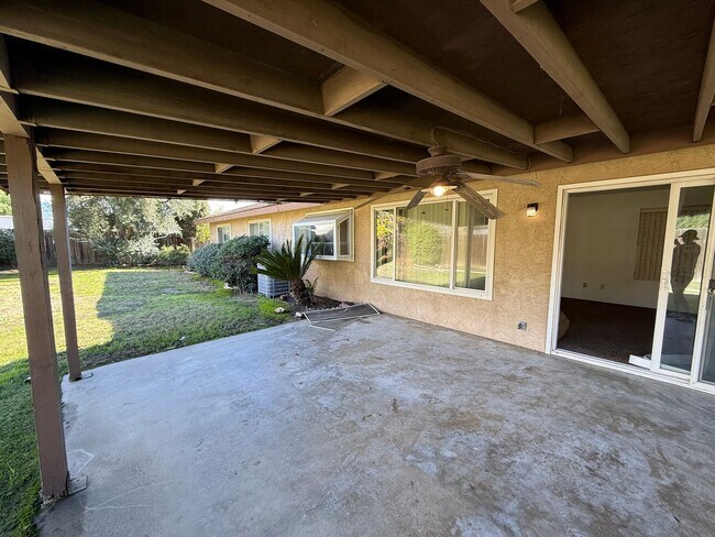 Building Photo - 3 Bed 2 Bath E Peach St