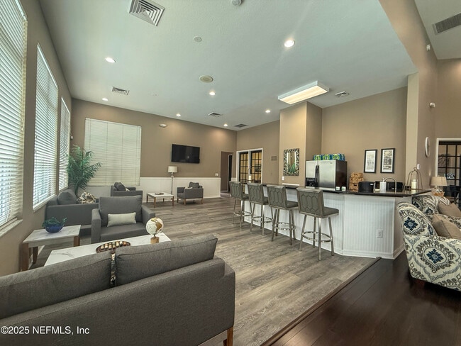 Building Photo - 13700 Richmond Park Dr N