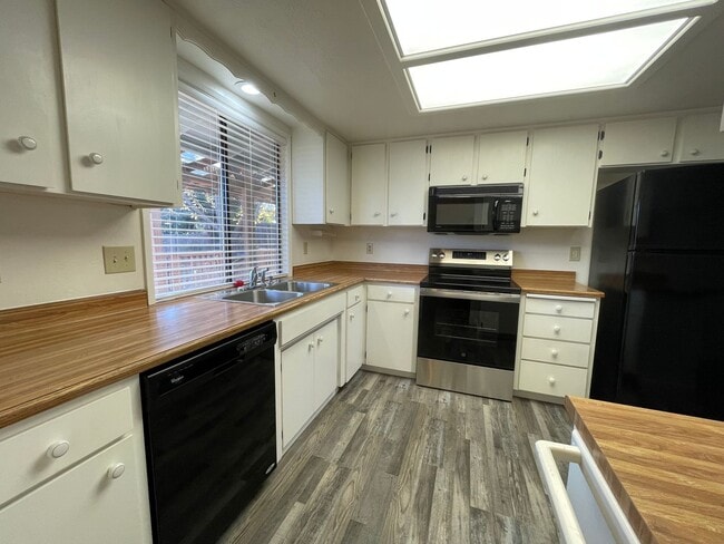 Building Photo - 3 bedroom, 2 bathroom, in East Medford