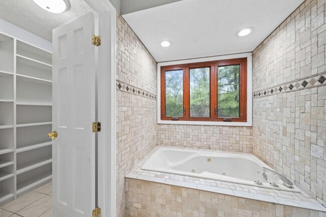 Building Photo - 1094 Farrington Dr