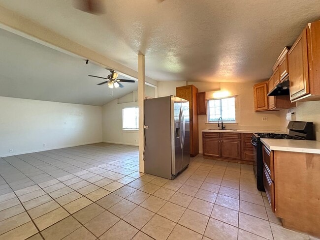 Building Photo - 3 Bedroom Home In Sacramento