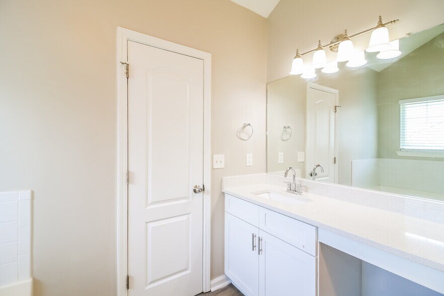 Building Photo - 213 Summer Hill Cir