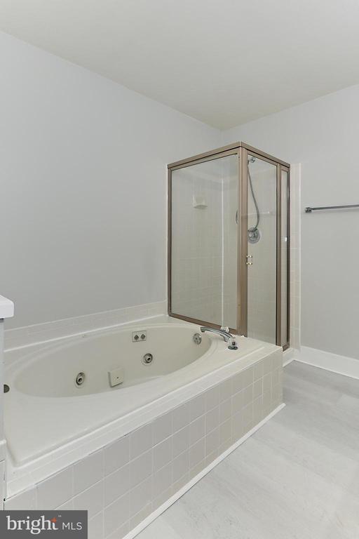 Building Photo - 4021 Lake Glen Rd