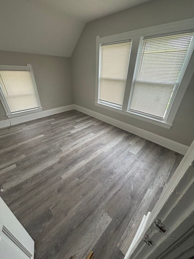 Building Photo - Section 8 Accepted - Spacious 4br/2ba Home