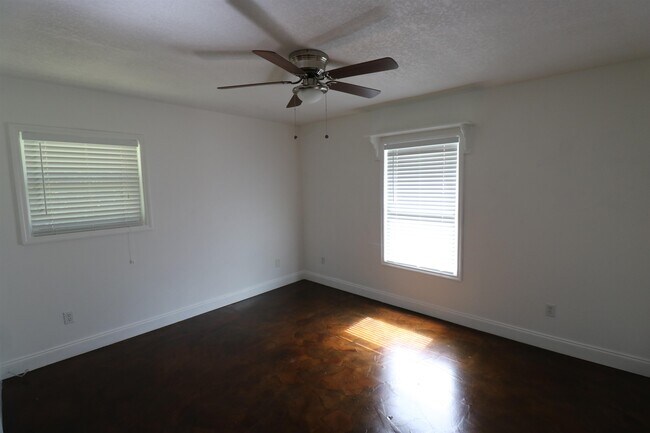 Building Photo - 4225 Oak Ln