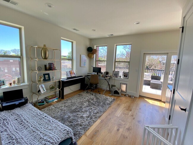 Building Photo - Luxury 5 Bedroom Townhouse