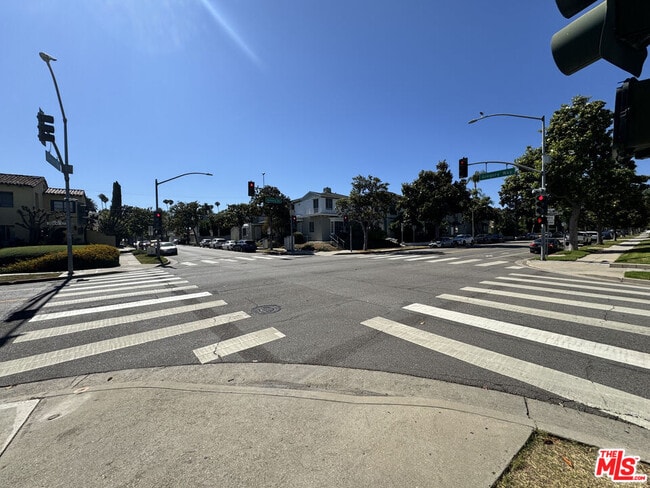 Building Photo - 300 S Doheny Dr