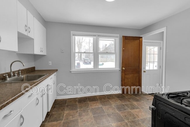 Building Photo - 854 Richmond Ave