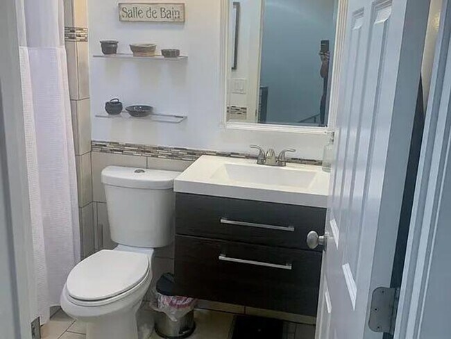 Building Photo - Charming End-Unit Townhome for Rent in Cur...