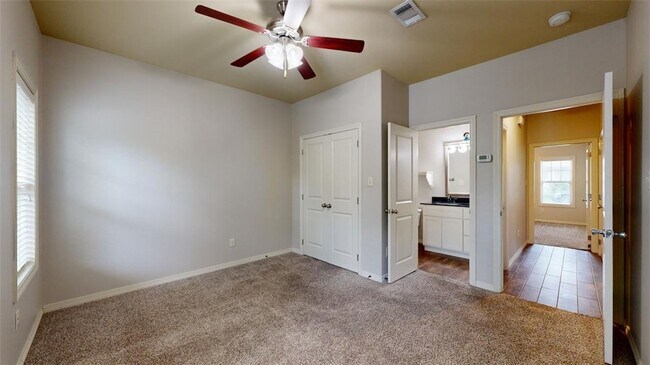 Building Photo - 102 Richards St