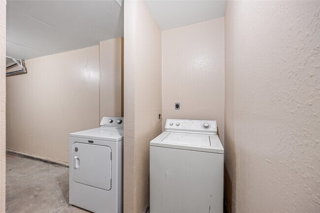 Building Photo - 6701 Sands Point Dr