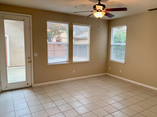 Building Photo - Beautiful Brentwood home with bed and full bath downstairs