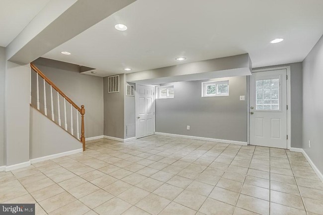 Building Photo - 260 Burgess Ave