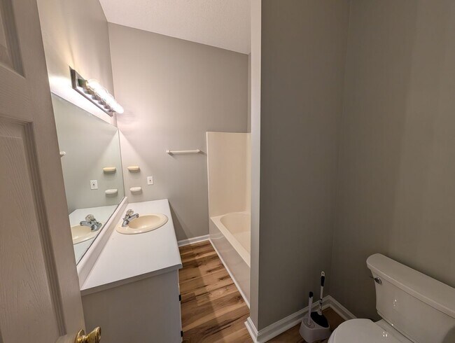 Building Photo - 2 bedroom, new floors, walkable!